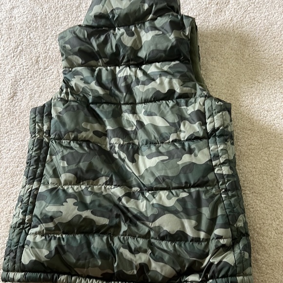 Old Navy camo fleece lined puffer vest. - Picture 4 of 4
